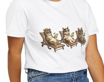 Drie katten loungen op strandstoelen T-shirt | Relaxing Cat Art-T-shirt
