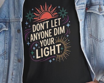 Laat niemand je licht dimmen T-shirt | Inspirerende zon- en sterrenafbeelding