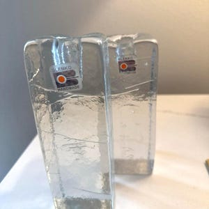 2 portavelas de vidrio Blenko con forma de cubito de hielo, transparentes, cuadrados, de 6" de ancho, con pegatinas
