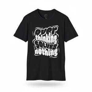 Puede incluir: Camiseta negra con el texto blanco "Overthinking Solves Nothing" en una fuente estilizada. La camiseta es de estilo cuello redondo, adecuada para uso casual.