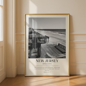 Könnte beinhalten: Ein gerahmter schwarz-weißer Wandkunstdruck mit einer Küstenpromenade in New Jersey, Vereinigte Staaten. Der Text lautet NEW JERSEY, UNITED STATES, und enthält den Bibelvers Isaiah 6:8-9, Then I heard the voice of the Lord saying.