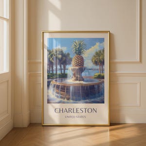 Könnte beinhalten: Gerahmter Kunstdruck mit einer detaillierten Illustration des Charleston Pineapple Fountain. Das Kunstwerk zeigt eine Ananasskulptur auf einem mehrstufigen Brunnen mit fließendem Wasser, Palmen und dem Text "Charleston, United States".