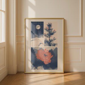 Könnte beinhalten: Ein gerahmter vertikaler Wandkunstdruck mit drei verschiedenen Feldern. Oben links sind ein Mond über einem Gitter und Dünen zu sehen, oben rechts eine Kiefer, und der untere Bereich zeigt eine große korallenfarbene Blume vor einem dunkelblauen Hintergrund.