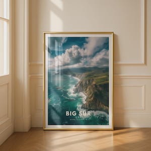 Könnte beinhalten: Ein gerahmter Druck mit der Küstenlinie von Big Sur in Kalifornien, USA. Das Bild zeigt die Klippen, das türkisfarbene Meer und die Wolken. Der Druck ist in einem goldenen Rahmen. Der Text "BIG SUR USA" ist sichtbar.