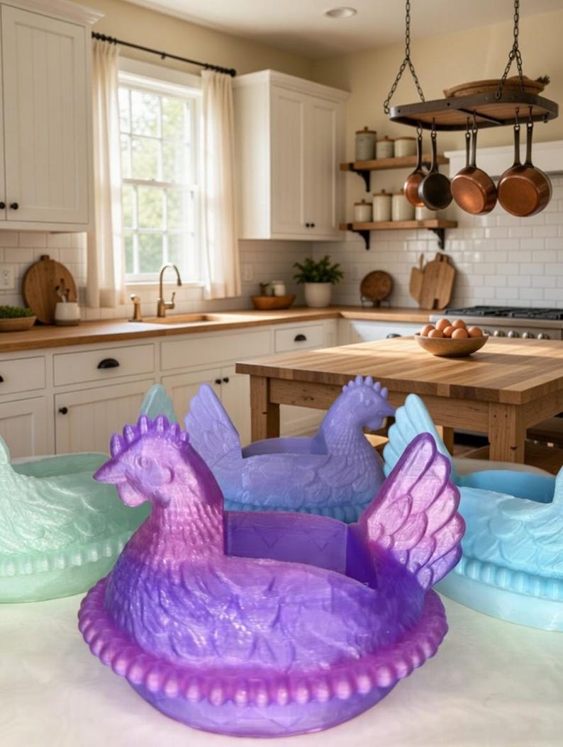 Puede incluir: Una colecci&oacute;n de recipientes de pl&aacute;stico con forma de gallina, coloridos, en un entorno de cocina. Las gallinas son de tonos morados, azules y verdes. Los recipientes tienen un dise&ntilde;o similar a una cesta y probablemente se utilizan para almacenamiento o decoraci&oacute;n.