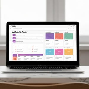 Op de afbeelding: Een laptop met een "Job Search & Tracker" interface. Het scherm toont een dashboard met kleurrijke blokken en tekst, waarschijnlijk voor het organiseren van sollicitaties. De laptop staat open op een wit marmeren oppervlak.