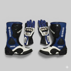 Könnte beinhalten: Ein Paar Yamaha Motorradstiefel und -handschuhe. Die Stiefel sind schwarz, weiß und blau mit dem Yamaha-Logo. Die Handschuhe sind blau, weiß und schwarz mit Metallknöchelschützern und dem Yamaha-Logo.