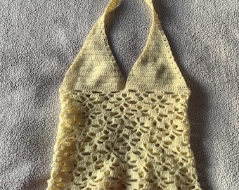 Gelbes Häkel-Neckholder-Top mit floraler Spitze. Für individuelle Größen und Farben bitte eine Nachricht senden.