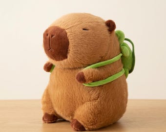 Peluche di capibara con zainetto a forma di tartaruga e cappello a fragola / Bambola di peluche kawaii
