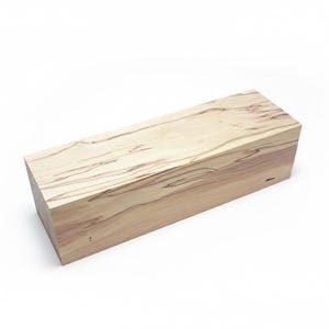 Peut inclure: Une boîte rectangulaire en bois de couleur brun clair avec un motif de grain de bois naturel. La boîte est en bois massif et présente un design simple et minimaliste. Probablement utilisée pour le stockage ou l'affichage.