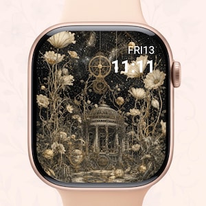 Puede incluir: Un reloj inteligente en oro rosa con una pantalla digital que muestra la fecha FRI13 y la hora 11:11. La pantalla presenta una ilustración detallada de una estructura abovedada rodeada de flores altas e instrumentos de navegación celeste sobre un fondo oscuro.