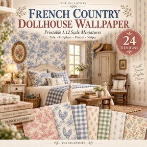 Op de afbeelding: Een collectie printbaar poppenhuisbehang op schaal 1:12 met 24 ontwerpen, waaronder toile, gingham, bloemen en strepen. De afbeelding toont een slaapkamer met blauw-wit behang en stoffen stalen aan de onderzijde.