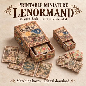 Può includere: Mazzo di 36 carte Lenormand in miniatura stampabile con scatole abbinate in scala 1:6 e 1:12. Il set presenta il marchio The Gilded Key, illustrazioni di sole e luna e motivi floreali. Include carte singole etichettate Child, Lilies, Fish, Crossroads.