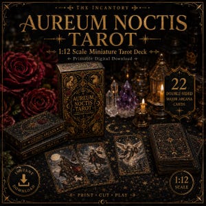 Könnte beinhalten: Ein 1:12 Miniatur-Tarotkartenset mit dem Titel Aureum Noctis Tarot, bestehend aus 22 doppelseitigen Karten der großen Arkana. Das Set enthält eine dekorative Schachtel, einen Kartenstapel und einzelne Karten mit Motiven wie Der Narr und Das Gericht.