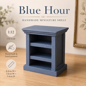 Mesa de apoio Blue Hour Grand | Miniatura artesanal | Prateleiras abertas azul-ardósia (escala 1:12)
