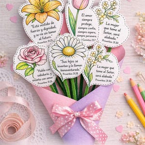 Op de afbeelding: Een digitale download met een boeket bloemen met bijbelteksten. Het boeket bevat een gele lelie, roze tulp, madeliefje en roos. Het boeket is verpakt in roze en paars papier, vastgebonden met een roze strik. Beschikbaar op Etsy.