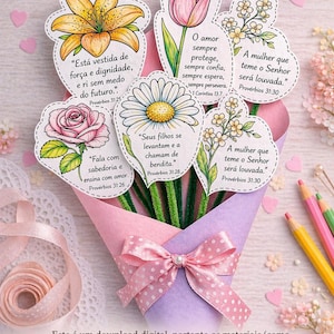 Op de afbeelding: Een boeket papieren bloemen met inspirerende citaten in het Portugees. De bloemen hebben verschillende vormen en kleuren, waaronder geel, roze en wit. Het boeket is verpakt in roze en paars papier en vastgebonden met een roze strik. Het Etsy-logo is zichtbaar.