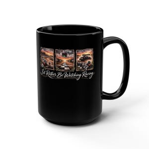 Puede incluir: Taza de cerámica negra con un diseño envolvente que presenta tres escenas de carreras al atardecer, una bandera a cuadros y el texto "I'd Rather Be Watching Racing."