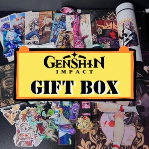 Könnte beinhalten: Eine Genshin Impact Geschenkbox mit verschiedenen Waren. Die Box enthält Charakter Kunstdrucke, Aufkleber, eine Wasserflasche und ein Schlüsselband. Auf der Box befindet sich das Logo des Spiels und der Schriftzug "GIFT BOX".