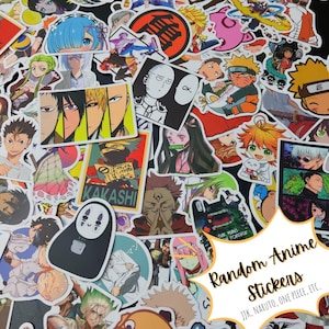 Può includere: Una collezione di adesivi anime colorati con vari personaggi e design. Gli adesivi includono immagini di personaggi di serie anime popolari, con il testo "Random Anime Stickers" e menzionano JJK, Naruto e One Piece.