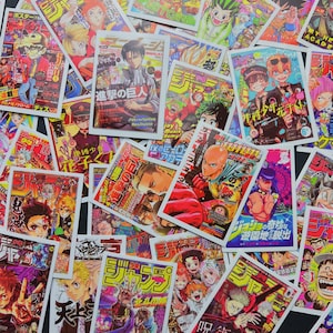 Könnte beinhalten: Eine Sammlung farbenfroher japanischer Manga-Zeitschriften-Cover. Die Cover zeigen verschiedene Anime-Charaktere und japanischen Text. Die Zeitschriften sind in verschiedenen Größen und Ausrichtungen angeordnet, was eine visuell dynamische Anordnung ergibt.