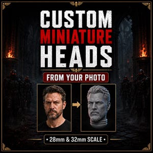 Könnte beinhalten: Eine grafische Darstellung mit dem Text CUSTOM MINIATURE HEADS FROM YOUR PHOTO und 28mm & 32mm SCALE. Sie zeigt einen direkten Vergleich zwischen einem Foto eines Mannes und einer entsprechenden grauen 3D-gedruckten Miniaturkopf-Skulptur.