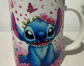 Taza de café Stitch Floral de 444 ml / Personaje alienígena azul, flores rosas, mariposas (sublimación)