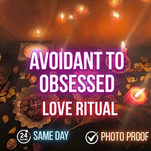 Könnte beinhalten: Ein Bild eines Liebesrituals mit dem Text "Avoidant to Obsessed Love Ritual" in leuchtendem Lila. Das Bild zeigt brennende Kerzen, getrocknete Blumen und eine dekorative Schale, wodurch eine mystische Atmosphäre entsteht.