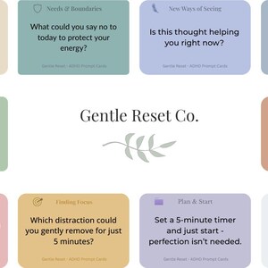 Op de afbeelding: Een set Gentle Reset Co. promptkaarten met verschillende vragen en affirmaties. Elke kaart heeft een andere kleur en een unieke prompt, zoals "Wat heeft je lichaam nu het meest nodig?" of "Neem 5 langzame ademhalingen."