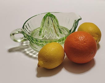 Exprimidor de cítricos de vidrio de uranio vintage / Exprimidor de limones y naranjas de vidrio de vaselina / Utensilios de cocina de vidrio de la época de la Gran Depresión que brillan bajo luz ultravioleta