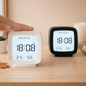 Puede incluir: Un juego de tres tazas de cerámica con un acabado mate moteado. Las tazas son en tonos crema, gris claro y gris oscuro. Cada taza tiene un diseño simple y minimalista, ideal para café o té.