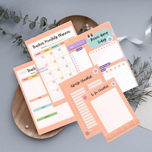 Könnte beinhalten: Eine Sammlung von pfirsichfarbenen Schreibwaren, darunter ein monatlicher Lehrerplaner, eine Hochzeitseinladung und Checklisten. Der Planer hat ein Kalenderlayout mit farbigen Kästchen. Der Text "Brain dump today" ist sichtbar.