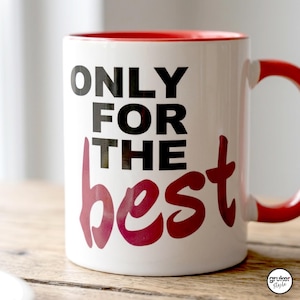 Può includere: Una tazza in ceramica bianca con interno e manico rossi. L'esterno presenta il testo nero "ONLY FOR THE" sovrapposto alla parola "best" scritta in un grande carattere corsivo rosso e in grassetto. La tazza ha una forma cilindrica.