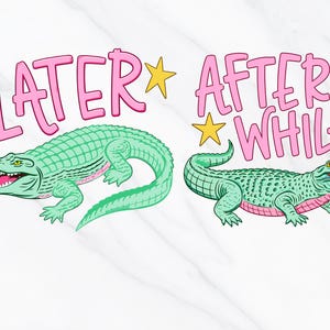 Może przedstawiać: Ilustracja przedstawiająca dwa zielone krokodyle z różowymi detalami. Tekst "LATER" i "AFTER WHILE" jest w kolorze różowym, z żółtymi gwiazdami. Krokodyle mają otwarte paszcze, odsłaniając czerwone wnętrza, na białym tle.