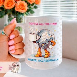 Puede incluir: Taza de café de cerámica blanca con un personaje de bola de discoteca de dibujos animados sosteniendo una taza de café. La taza tiene el texto "COFFEE ALL THE TIME" y "WATER, OCCASIONALLY". La taza es sostenida por una mano con esmalte de uñas rosa.