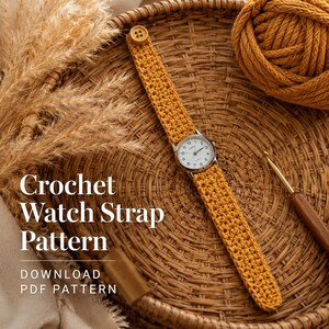 Puede incluir: Correa de reloj de ganchillo amarillo mostaza con esfera plateada. La correa se asegura con un botón de madera. La imagen también incluye una madeja de hilo, un ganchillo y el texto "Crochet Watch Strap Pattern".