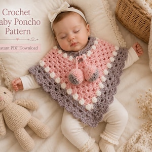 Può includere: Un bambino indossa un poncho all'uncinetto rosa, grigio e bianco con due pompon rosa. Il poncho fa parte di un modello di poncho per bambini all'uncinetto. L'immagine include anche un coniglietto di peluche e il testo "Crochet Baby Poncho Pattern" e "Instant PDF Download".