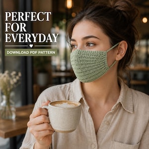 Puede incluir: Una mascarilla facial de ganchillo color verde salvia con textura acanalada y trabillas para las orejas. La imagen incluye el texto PERFECT FOR EVERYDAY y DOWNLOAD PDF PATTERN. La mascarilla cubre la nariz y la boca, con forma ajustada.