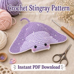 Könnte beinhalten: Ein gehäkeltes Stechrochenmuster in Lila- und Lavendeltönen mit weißen Akzenten und schwarzen Augen. Das Bild enthält Wollknäuel, Häkelnadel, Schere und den Text "Crochet Stingray Pattern" und "Instant PDF Download".