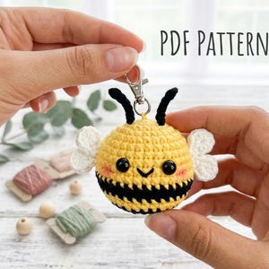 Crochet Bee Keychain Pattern , Bumblebee Crochet Keyring, Beginner Friendly Amigurumi Bee Pattern
