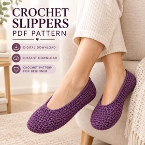 Könnte beinhalten: Ein Paar violette Häkelhausschuhe mit strukturiertem Maschenmuster. Das Bild enthält den Text CROCHET SLIPPERS PDF PATTERN, DIGITAL DOWNLOAD, INSTANT DOWNLOAD und CROCHET PATTERN FOR BEGINNER, der in einem übersichtlichen Layout dargestellt ist.