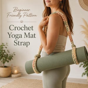 Könnte beinhalten: Eine grüne Yogamatte, die mit einem gehäkelten Gurt gesichert ist. Der Gurt besteht aus Garn in Pastellfarben und ist an jedem Ende verknotet. Der Text auf dem Bild lautet "Beginner Friendly Pattern" und "Crochet Yoga Mat Strap."