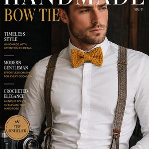 Könnte beinhalten: Eine senfgelbe gehäkelte Fliege, getragen zu einem weißen Hemd und braunen Fischgräten-Hosenträgern mit Lederdetails. Das Bild enthält den Text HANDMADE BOW TIE VOL. 01, TIMELESS STYLE, MODERN GENTLEMAN und ETSY BESTSELLER.