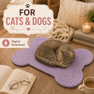 Può includere: Un tappetino per animali all'uncinetto color viola chiaro a forma di osso con un gatto che dorme sopra. L'immagine include il testo FOR CATS & DOGS e Digital Download. Il tappetino presenta una struttura in filato spesso e testurizzato con una sagoma a osso arrotondata.