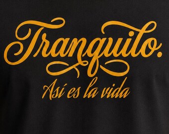 Camiseta Tranquilo, Camiseta con Frase en Español, Camiseta Así Es La Vida, Letras Doradas Minimalistas, Gráfico de Vida Relajada, Camiseta con Estética Hispana