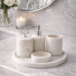 Op de afbeelding: Een set van drie keramische mokken met een gespikkelde, matte afwerking. De mokken zijn in crème, lichtgrijs en donkergrijs. Elke mok heeft een eenvoudig, minimalistisch ontwerp en een afgeronde handgreep.