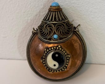 Flacone da tabacco da fiuto vintage tibetano in rame con decorazione Yin Yang turchese.