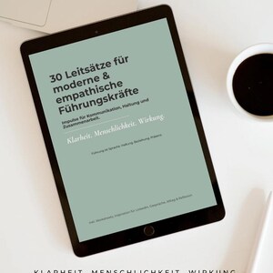 Könnte beinhalten: Ein Set aus drei Keramikbechern mit gesprenkelter, matter Oberfläche. Die Becher sind in Creme-, Hellgrau- und Dunkelgrautönen gehalten. Jeder Becher hat ein schlichtes, minimalistisches Design.