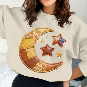 Puede incluir: Una taza de cerámica blanca con un asa negra y el texto "But First, Coffee" en negro, con una fuente de estilo manuscrito. La taza está sobre una superficie blanca.