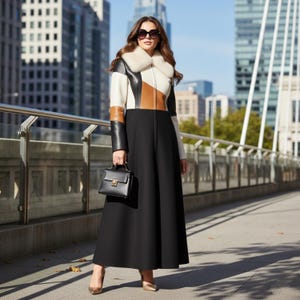 Könnte beinhalten: Eine Frau in einem langen schwarzen Mantel mit einem Colorblock-Design. Der Mantel hat ein weißes, braunes und schwarzes Muster auf dem oberen Teil und einen Pelzkragen. Sie hält eine schwarze Handtasche und trägt Sonnenbrille und goldene Absätze. Der Hintergrund zeigt eine Stadt.